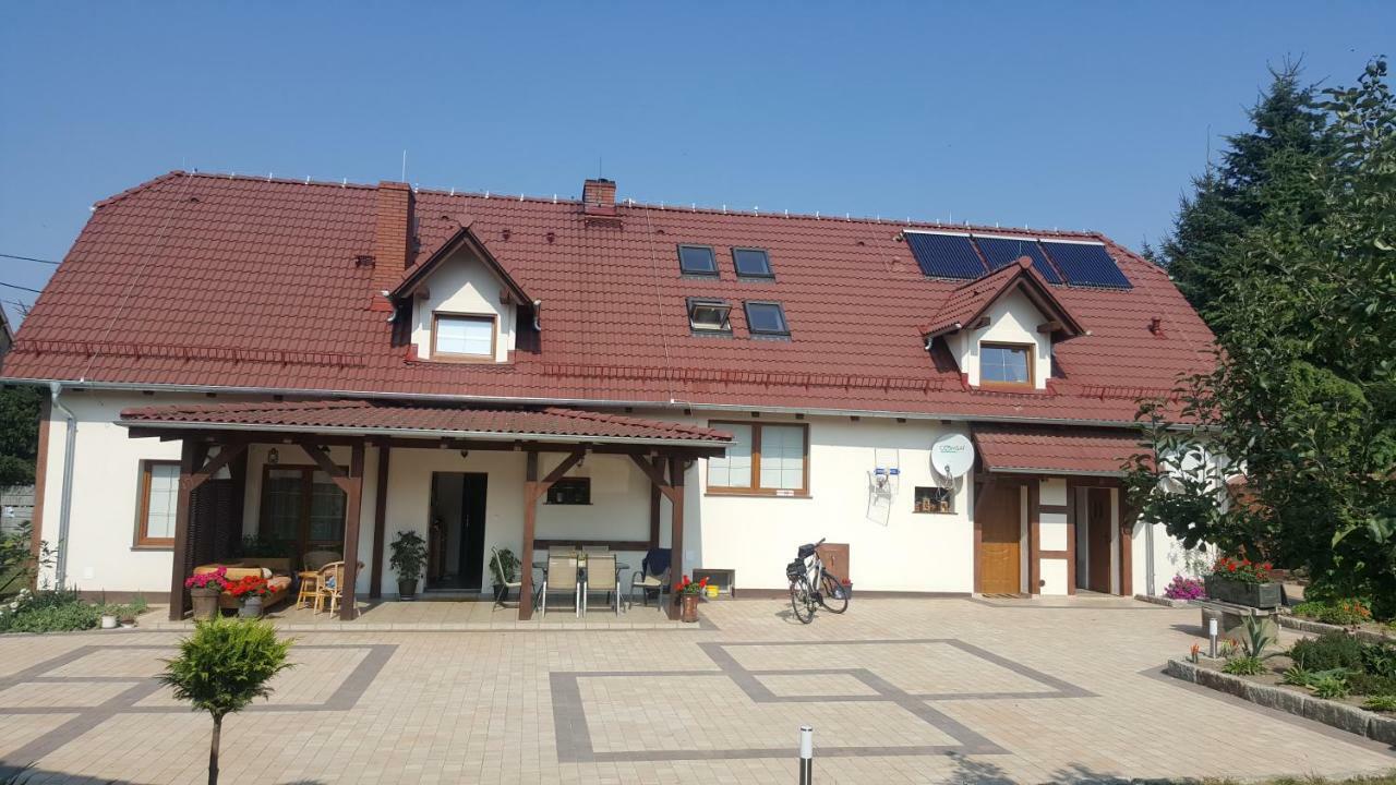 Cudowny Zakatek Z Ogrodem I Basenem Apartamento Bukwica  Exterior foto